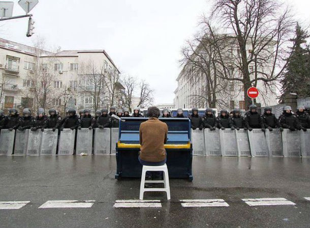 A Piano-Playing Ukraine Protester Serenades Riot Police