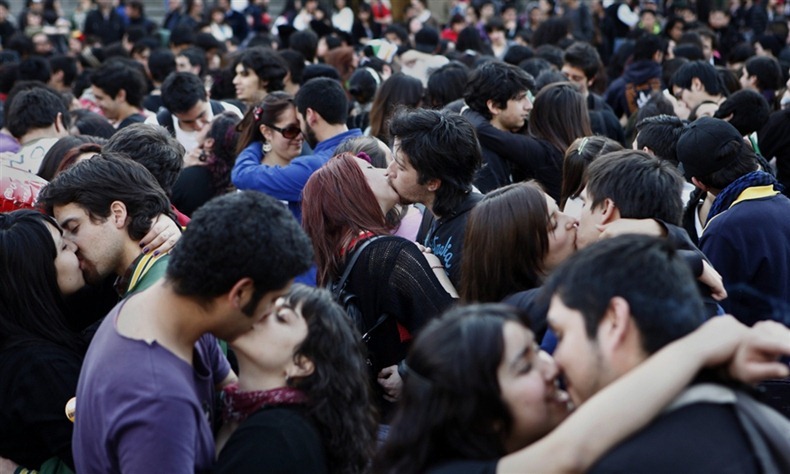 Chilean Kiss-In