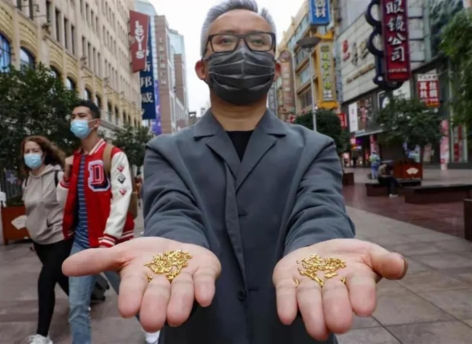 “Gold Rice” Thrown into the Huangpu River